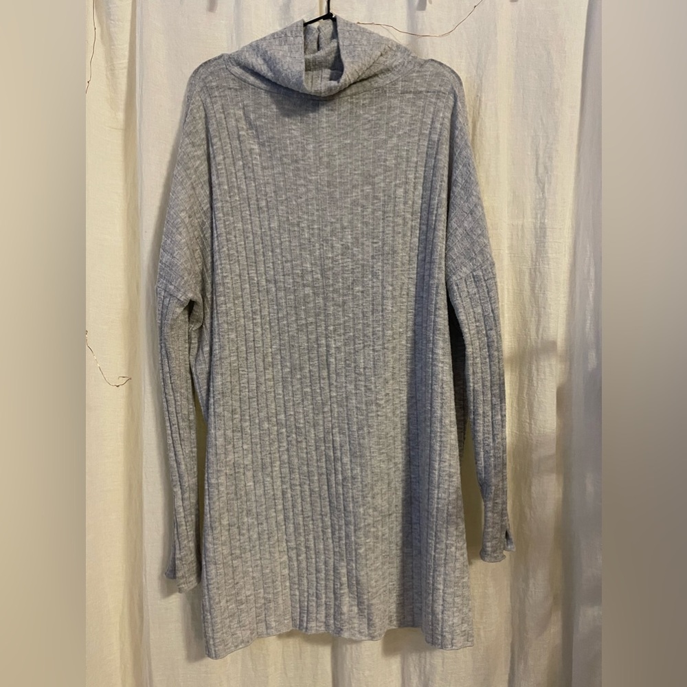 URBAN OUTFITTERS SWEATER